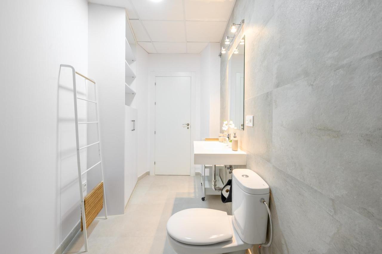 Modern 3 Bedroom, City Center With Patio & High Ceilings By 10Tosea Малага Екстериор снимка