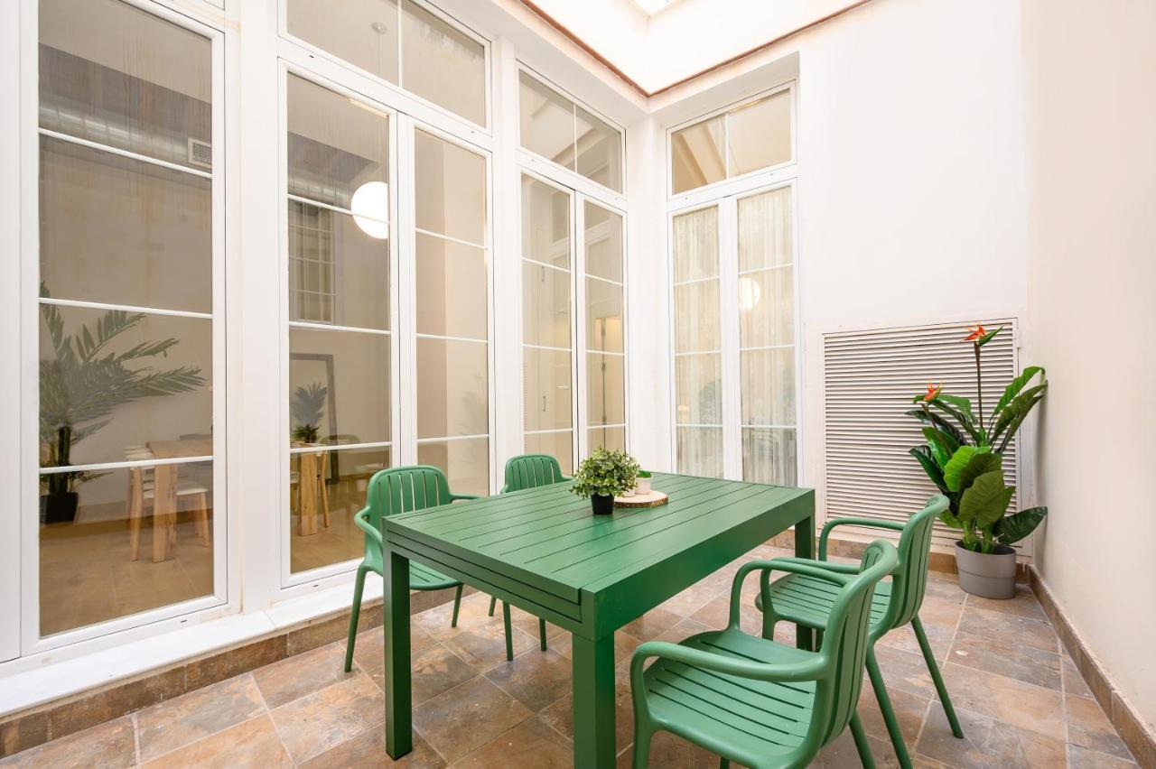 Modern 3 Bedroom, City Center With Patio & High Ceilings By 10Tosea Малага Екстериор снимка